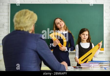 Étudiez ensemble. Enseignant et enfants en classe. Groupe de discussion des enfants et des enseignants. Dialogue et communication. La vie scolaire quotidienne. Retour à l'école. Aide et assistance. Utiliser efficacement les sources primaires. Banque D'Images