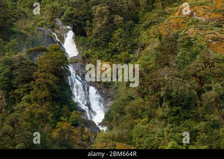 Cascade, sons douteux, Parc national de Fiordlands, Nouvelle-Zélande Banque D'Images