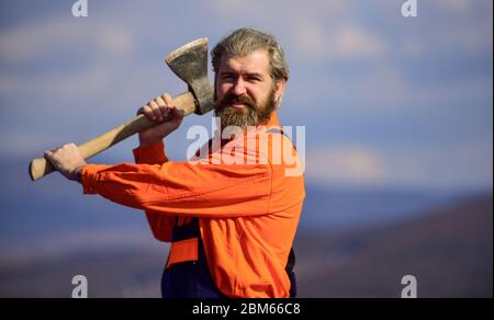 prêt à combattre. réparateur professionnel travaillant avec l'outil de hache. construction. Architecte qualifié réparation et réparation. Carrière d'ingénieur. Homme barbu en uniforme. Homme mature constructeur utiliser hache. Banque D'Images