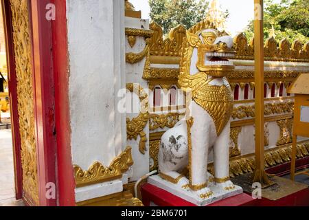 Statue de singha d'or gardien de Pagoda ou Stupa de Wat Phra que le temple de Phanom pour les voyageurs étrangers et les gens thaïlandais Voyage visite et respect de la prière Banque D'Images