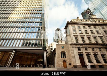 Façade extérieure de la tour de bureau 100 Bishopsgate (à gauche) et de l'église St Ethelburga. Londres, Royaume-Uni. Mars 2020 Banque D'Images