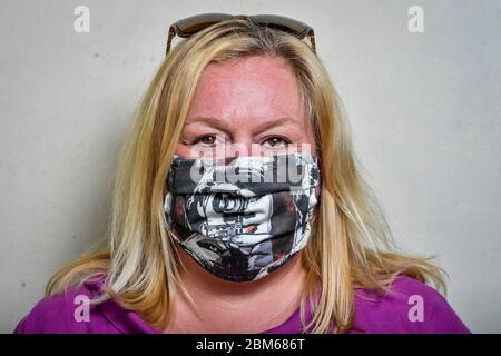 Sally Jackson, directrice de la société, 47 ans, du village de Croscombe, près de Wells, porte un masque chirurgical recouvert d'un imprimé Cinegirl réalisé par l'artiste Shelley Dyer-Gibbins, Qui vit dans le village Somerset et a fait des masques faciaux de designer pour les 600 résidents à partir de matériel de masque de qualité médicale et de certains de ses documents imprimés d'art qu'elle avait laissé. Banque D'Images