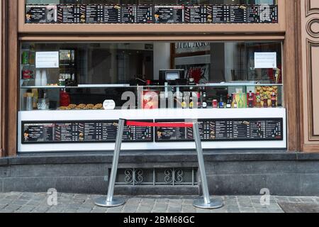 (200507) -- BRUXELLES, le 7 mai 2020 (Xinhua) -- UNE ligne pour les clients de garder la distance est vue outide un magasin de frites à Bruxelles, Belgique, le 13 avril 2020. La Commission européenne a déclaré dans une prévision économique que, malgré une réponse politique tant au niveau de l'Union européenne (UE) qu'au niveau national, l'économie de l'UE va connaître une récession de proportions historiques cette année en raison de la pandémie du coronavirus. Il prévoit que l'économie de la zone euro se contractera d'un niveau record de 7.75 pour cent en 2020 et augmentera de 6.25 pour cent en 2021. L'économie de l'UE devrait se contracter de 7.5 pour cent en 2020 et croître d'environ Banque D'Images