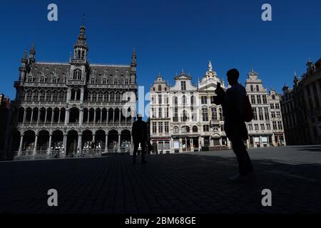 (200507) -- BRUXELLES, le 7 mai 2020 (Xinhua) -- les gens prennent des photos à la Grand-place de Bruxelles, Belgique, le 21 avril 2020. La Commission européenne a déclaré dans une prévision économique que, malgré une réponse politique tant au niveau de l'Union européenne (UE) qu'au niveau national, l'économie de l'UE va connaître une récession de proportions historiques cette année en raison de la pandémie du coronavirus. Il prévoit que l'économie de la zone euro se contractera d'un niveau record de 7.75 pour cent en 2020 et augmentera de 6.25 pour cent en 2021. L'économie de l'UE devrait se contracter de 7.5 pour cent en 2020 et croître d'environ 6 pour cent en 2021. (Xinhua Banque D'Images