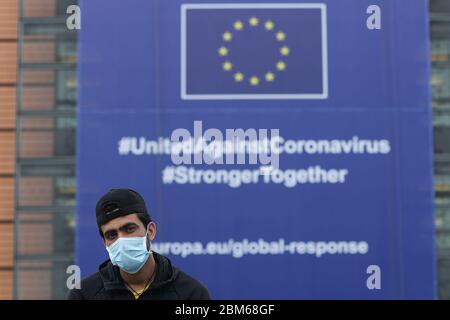 (200507) -- BRUXELLES, le 7 mai 2020 (Xinhua) -- UN homme portant un masque facial est vu devant le siège de la Commission européenne à Bruxelles, Belgique, le 4 mai 2020. La Commission européenne a déclaré dans une prévision économique que, malgré une réponse politique tant au niveau de l'Union européenne (UE) qu'au niveau national, l'économie de l'UE va connaître une récession de proportions historiques cette année en raison de la pandémie du coronavirus. Il prévoit que l'économie de la zone euro se contractera d'un niveau record de 7.75 pour cent en 2020 et augmentera de 6.25 pour cent en 2021. L'économie de l'UE devrait se contracter de 7.5 pour cent en 2020 et g. Banque D'Images