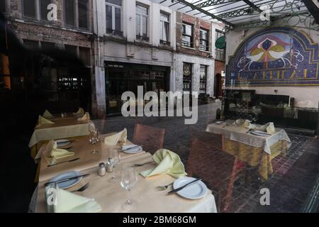 (200507) -- BRUXELLES, le 7 mai 2020 (Xinhua) -- UN restaurant fermé est vu à Bruxelles, Belgique, le 16 mars 2020. La Commission européenne a déclaré dans une prévision économique que, malgré une réponse politique tant au niveau de l'Union européenne (UE) qu'au niveau national, l'économie de l'UE va connaître une récession de proportions historiques cette année en raison de la pandémie du coronavirus. Il prévoit que l'économie de la zone euro se contractera d'un niveau record de 7.75 pour cent en 2020 et augmentera de 6.25 pour cent en 2021. L'économie de l'UE devrait se contracter de 7.5 pour cent en 2020 et croître d'environ 6 pour cent en 2021. (Xinhua/Zheng Huans Banque D'Images