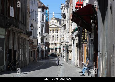 (200507) -- BRUXELLES, le 7 mai 2020 (Xinhua) -- peu de gens sont vus dans une rue à Bruxelles, Belgique, le 21 avril 2020. La Commission européenne a déclaré dans une prévision économique que, malgré une réponse politique tant au niveau de l'Union européenne (UE) qu'au niveau national, l'économie de l'UE va connaître une récession de proportions historiques cette année en raison de la pandémie du coronavirus. Il prévoit que l'économie de la zone euro se contractera d'un niveau record de 7.75 pour cent en 2020 et augmentera de 6.25 pour cent en 2021. L'économie de l'UE devrait se contracter de 7.5 pour cent en 2020 et croître d'environ 6 pour cent en 2021. (Xinhua/Zheng H Banque D'Images