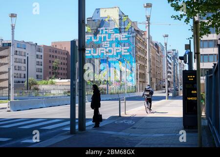 (200507) -- BRUXELLES, le 7 mai 2020 (Xinhua) -- UN piéton attend de traverser une rue à Bruxelles, Belgique, le 6 mai 2020. La Commission européenne a déclaré dans une prévision économique que, malgré une réponse politique tant au niveau de l'Union européenne (UE) qu'au niveau national, l'économie de l'UE va connaître une récession de proportions historiques cette année en raison de la pandémie du coronavirus. Il prévoit que l'économie de la zone euro se contractera d'un niveau record de 7.75 pour cent en 2020 et augmentera de 6.25 pour cent en 2021. L'économie de l'UE devrait se contracter de 7.5 pour cent en 2020 et croître d'environ 6 pour cent en 2021. (Xinhua/Zhang Banque D'Images