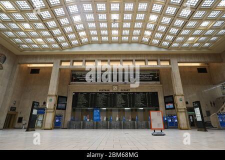 (200507) -- BRUXELLES, le 7 mai 2020 (Xinhua) -- la photo prise le 13 avril 2020 montre la gare centrale de Bruxelles, Belgique. La Commission européenne a déclaré dans une prévision économique que, malgré une réponse politique tant au niveau de l'Union européenne (UE) qu'au niveau national, l'économie de l'UE va connaître une récession de proportions historiques cette année en raison de la pandémie du coronavirus. Il prévoit que l'économie de la zone euro se contractera d'un niveau record de 7.75 pour cent en 2020 et augmentera de 6.25 pour cent en 2021. L'économie de l'UE devrait se contracter de 7.5 pour cent en 2020 et croître d'environ 6 pour cent en 2021. (Xinhua Banque D'Images