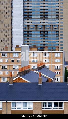 Vue latérale de la tour Balfron, conçue par l'architecte Erno Goldfinger et des logements sociaux environnants à Poplar, dans l'est de Londres Banque D'Images