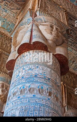 Peinture hiéroglypique sur des colonnes au temple égyptien ancien de Hathor à Dendera Banque D'Images