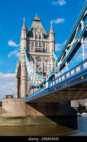 Tower Bridge traversant la Tamise, Londres. Banque D'Images
