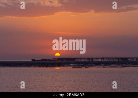 Coucher de soleil dans le désert de Danakil avec infrastructure de la mine de sel, Éthiopie Banque D'Images
