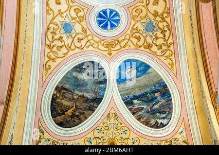 Peintures murales polychromatiques à la voûte de la salle de prière principale de la Synagogue Hassidique récemment rénovée, Dabrowa Tarnowska, Malopolska, Pologne Banque D'Images