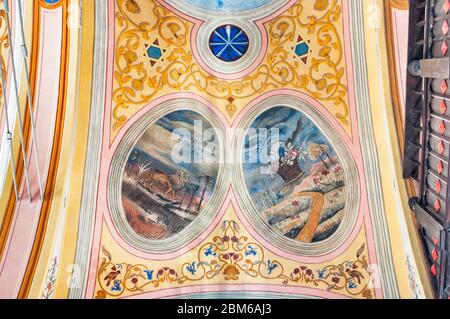 Peintures murales polychromatiques à la voûte de la salle de prière principale de la Synagogue Hassidique récemment rénovée, Dabrowa Tarnowska, Malopolska, Pologne Banque D'Images