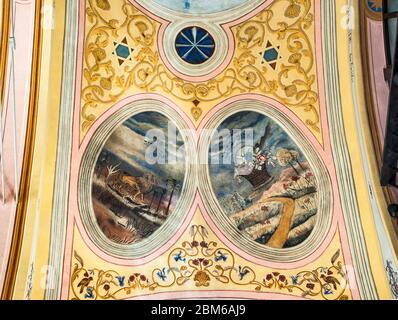 Peintures murales polychromatiques à la voûte de la salle de prière principale de la Synagogue Hassidique récemment rénovée, Dabrowa Tarnowska, Malopolska, Pologne Banque D'Images