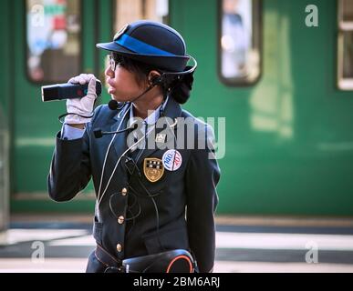 Kyoto / Japon - 3 novembre 2017 : une femme officier de gare annonce le départ du train à la gare de Kyoto, Kyoto, Japon Banque D'Images