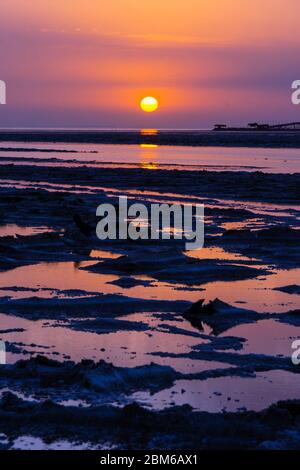 Coucher de soleil dans le désert de Danakil avec infrastructure de la mine de sel, Éthiopie Banque D'Images