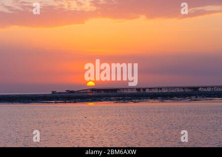 Coucher de soleil dans le désert de Danakil avec infrastructure de la mine de sel, Éthiopie Banque D'Images