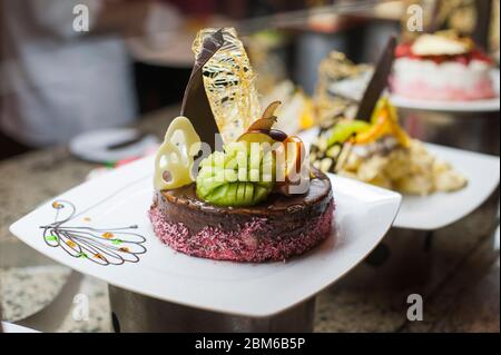 Rangées de délicieux desserts à la recherche dans de beaux arrangements. Bonbons à table de banquet - Photo prise lors d'événement traiteur Banque D'Images