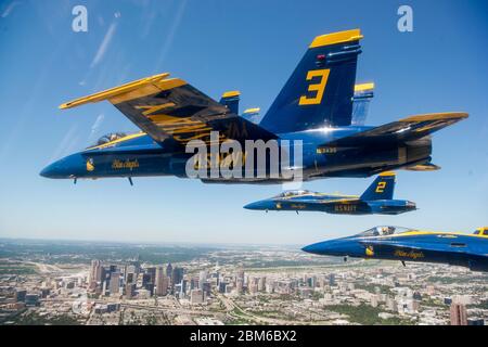 200506-N-YO638-2126 DALLAS (Texas) (le 6 mai 2020) le Blue Angels, escadron de démonstration de vol de la marine américaine, survole Dallas (Texas), le 6 mai 2020. Le survol a été fait partie de l'Amérique fort; un salut collaboratif de la Marine et de l'Armée de l'Air pour reconnaître les travailleurs de la santé, les premiers intervenants, les militaires et d'autres personnels essentiels tout en restant en solidarité avec tous les Américains pendant la pandémie COVID-19. (ÉTATS-UNIS Photo de la marine par le Spécialiste communication de masse 2e classe Cody Hendrix/publié) Banque D'Images