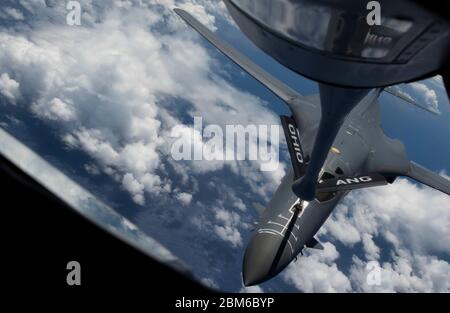 Un danseur du 9e Escadron de bombardement expéditionnaire B-1B est ravitaillé par un KC-135 Stratotanker de la Garde nationale de l'Ohio Air du 166e Escadron de ravitaillement aérien au-dessus de la mer de Chine orientale le 6 mai 2020, pendant la mission d'entraînement. Le 9e EBS est déployé à la base aérienne d’Andersen, à Guam, dans le cadre d’une équipe spéciale pour bombardiers qui soutient les missions de dissuasion stratégique des forces aériennes du Pacifique et leur engagement à l’égard de la sécurité et de la stabilité de la région Indo-Pacifique. (ÉTATS-UNIS Photo de la Force aérienne par Senior Airman River Bruce) Banque D'Images