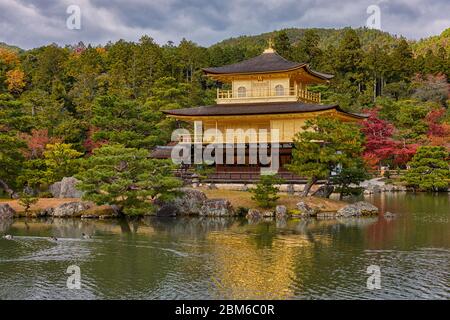 Kinkakuji temple Pavillon d'or, temple bouddhiste Zen à Kyoto, Japon, site classé au patrimoine mondial de l'UNESCO Banque D'Images