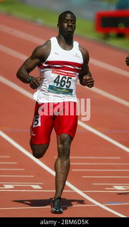 MANCHESTER - JUILLET 26 : les CHAMBRES Dwain d'Angleterre se disputent la 100m Heat 5 des hommes au stade de la ville de Manchester lors des Jeux du Commonwealth de 2002, Manches Banque D'Images