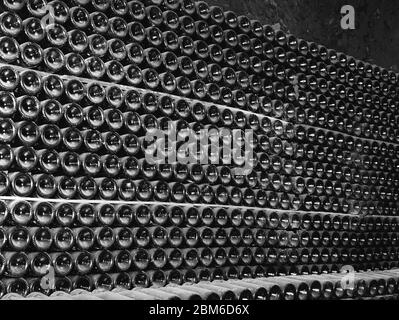 Casiers de bouteilles de vin et de champagne très anciens stockés dans des caves à vin françaises souterraines. Banque D'Images