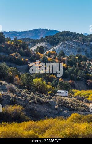 Le wagon de Sheepherder et la couleur d'automne dans les montagnes, vues depuis l'autoroute américaine 6 dans les montagnes Wasatch de l'Utah, États-Unis [aucune autorisation de l'hôtel; disponible Banque D'Images