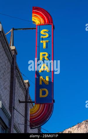 Panneau Neon Strand Theatre sur main Street à Helper, Utah, États-Unis [Remarque : aucune autorisation de propriété ; photo disponible pour licence éditoriale uniquement] Banque D'Images
