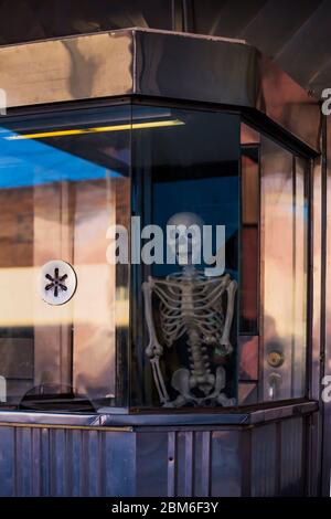 Box office de l'ancien Strand Theatre prêt pour Halloween sur main Street à Helper, Utah, Etats-Unis [Remarque : pas de autorisation de l'hôtel ; photo disponible pour édition Banque D'Images