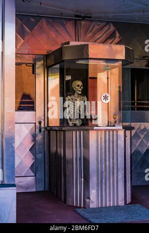 Box office de l'ancien Strand Theatre prêt pour Halloween sur main Street à Helper, Utah, Etats-Unis [Remarque : pas de autorisation de l'hôtel ; photo disponible pour édition Banque D'Images