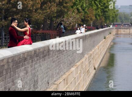 Pékin, Chine. 07th Mai 2020. Les jeunes mariés chinois ont pris leurs photos à la périphérie de la Cité interdite après que le gouvernement ait abaissé la menace Covid-19 au niveau 2 à Beijing le jeudi 7 mai 2020. Malgré l'assouplissement des mesures d'auto-quarantaine dans la capitale, la plupart des zones touristiques importantes sont fermées au grand public et aux étrangers. Des passes spéciales sont nécessaires, difficiles à obtenir. Photo de Stephen Shaver/UPI crédit: UPI/Alay Live News Banque D'Images