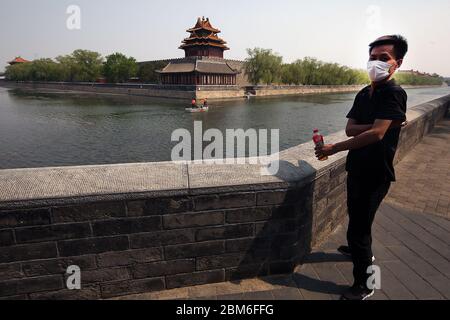 Pékin, Chine. 07th Mai 2020. Un Chinois portant un masque facial protecteur se promène dans les environs de la Cité interdite après que le gouvernement ait abaissé la menace Covid-19 au niveau deux à Beijing le jeudi 7 mai 2020. Malgré l'assouplissement des mesures d'auto-quarantaine dans la capitale, la plupart des zones touristiques importantes sont fermées au grand public et aux étrangers. Des passes spéciales sont nécessaires, difficiles à obtenir. Photo de Stephen Shaver/UPI crédit: UPI/Alay Live News Banque D'Images