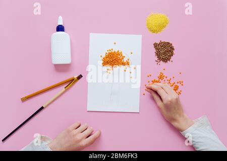 Instructions détaillées pour la fabrication d'objets artisanaux pour enfants. Étape 2. Le concept de développement des compétences de moteur fin. Banque D'Images