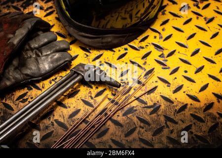 Équipement de soudage au gaz et de sécurité sur une surface de fond de plaque de sécurité jaune de grunge Banque D'Images