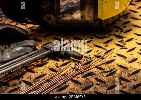 Équipement de soudage au gaz et de sécurité sur une surface de fond de plaque de sécurité jaune de grunge Banque D'Images