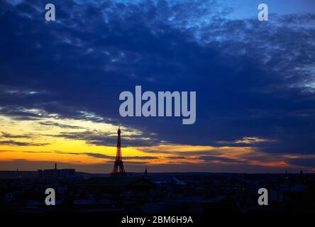 Vue romantique sur Paris au crépuscule Banque D'Images