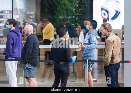 Sydney, Australie. Jeudi 7 mai 2020. L'Apple Store de Bondi Junction, dans la banlieue est de Sydney, ouvre ses portes ainsi que tous les autres Apple Store d'Australie, ce qui facilite les restrictions de verrouillage du coronavirus. Apple a ajouté des procédures de sécurité supplémentaires, notamment des contrôles de température et des distances sociales. Credit Paul Lovelace/Alamy Live News Banque D'Images