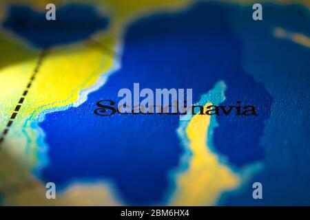 Faible profondeur de champ mise au point sur la carte géographique de la région scandinave sur le continent européen sur atlas Banque D'Images
