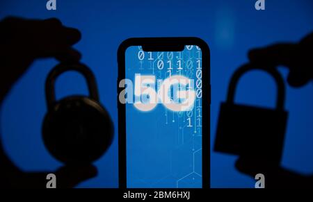 LONDRES, Royaume-Uni - 6 mai 2020 : 5G signature de technologie mobile et cadenas de sécurité Banque D'Images