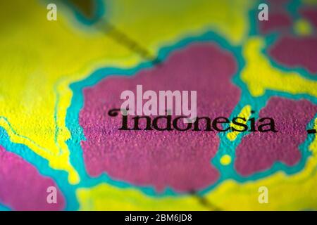 Faible profondeur de champ accent sur la carte géographique du pays Indonésie en Asie continent sur atlas Banque D'Images