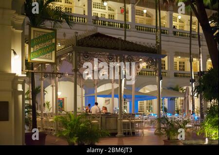 Raffles Hotel Courtyard lors d'une nuit calme, Singapour Banque D'Images