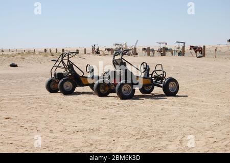 les voitures en buggy du désert restent encore très ensoleillées Banque D'Images