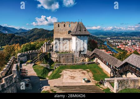 Vieux château médiéval de la ville de Celje, Slovénie. Voyage extérieur touristique arrière-plan Banque D'Images