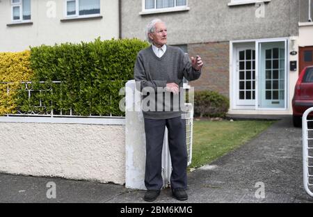 Joe McGuinness, un voisin de longue date du regretté Frank McDonald devant sa maison à Dublin, les voisins se sont rassemblés pour rendre hommage au résident de Grove Park Avenue, car son cortège funéraire l'a fait descendre la rue sur laquelle il a vécu pendant plus de 60 ans. Date de la photo: Jeudi 7 mai 2020. Voir PA Story SANTÉ coronavirus Irlande. Le crédit photo devrait se lire : Brian Lawless/PA Wire Banque D'Images