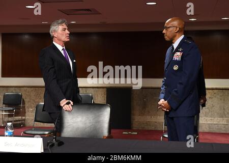 Washington, États-Unis. 07th Mai 2020. Kenneth Braithwaite, à gauche, nommé secrétaire de la Marine et le général Charles Q. Brown, Jr., à droite, nommé pour un nouveau mandat au chef d'état-major de l'US Air Force, se préparer à témoigner lors d'une audience des services armés du Sénat à Capitol Hill, Washington, DC, le jeudi 7 mai 2020. Photo de Kevin Dietsch/UPI crédit: UPI/Alay Live News Banque D'Images