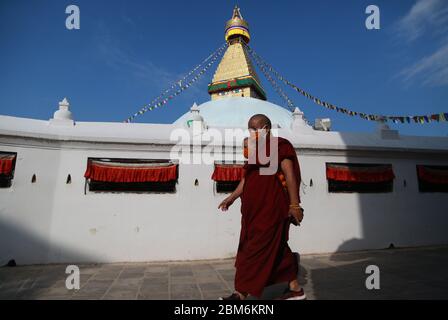 Katmandou, Népal. 7 mai 2020. Les moines bouddhistes portant des masques protecteurs offrent des prières pendant le festival Bouddha Jayanti, pendant le confinement à Boudhanath Stupa à Katmandou, Népal, le jeudi 7 mai 2020. Comme le stupa est fermé pour public, seulement quelques moines bouddhistes ont participé au jour qui marque les trois événements de la vie du Bouddha Gautam: Sa naissance, son illumination et son atteinte d'un état de Nirvana qui libère les croyants du cercle de la mort et de la renaissance. Crédit : Dipen Shrestha/ZUMA Wire/Alay Live News Banque D'Images