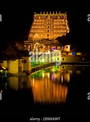 Cet événement de décoration du temple avec des lumières se tient une fois en six ans comme le rituel culminant de Murajapam, Banque D'Images